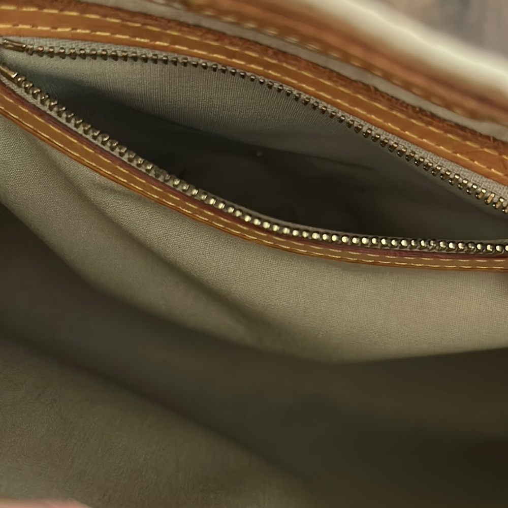 Louis Vuitton Gold Vernis Monogram Reade PM Bag - Picture 16 of 16